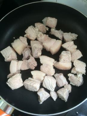 平底锅烧热，放入焯过水的五花肉