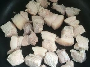 平底锅烧热，放入焯过水的五花肉