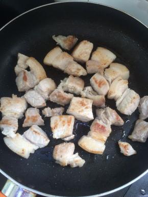 煸至两面金黄色，即可。