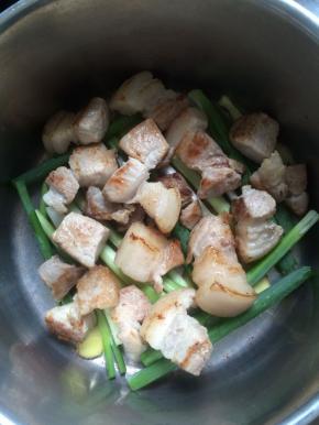 上面放入煸好的五花肉