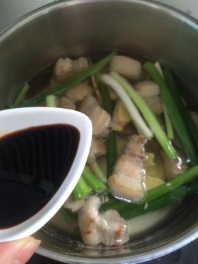 加入生抽，老抽，料酒，盐