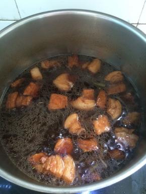 炖至五花肉变软，汤汁收干，即可捞出。