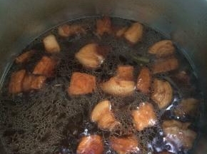炖至五花肉变软，汤汁收干，即可捞出。