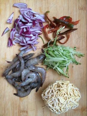 将洋葱切碎，辣椒切条，黄瓜切丝