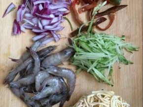 将洋葱切碎，辣椒切条，黄瓜切丝