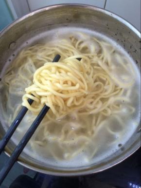 准备一个锅，放入适量水烧开，放入面条煮熟