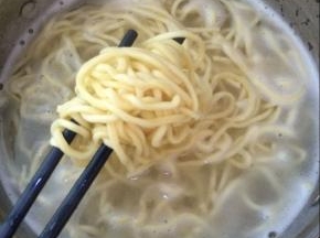 准备一个锅，放入适量水烧开，放入面条煮熟