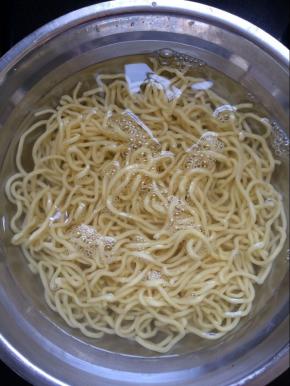 捞出放入凉水中过凉