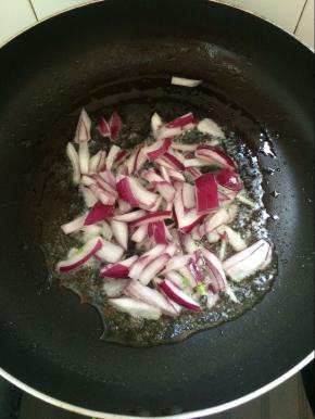 起油锅放入洋葱爆香