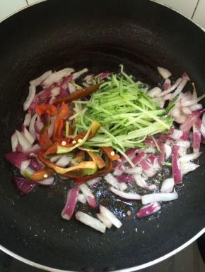 加入辣椒黄瓜丝翻炒均匀加入盐