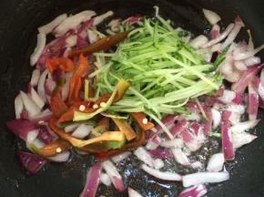 加入辣椒黄瓜丝翻炒均匀加入盐