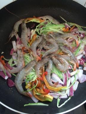 再加入鲜虾炒至虾变色后