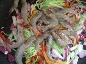 再加入鲜虾炒至虾变色后