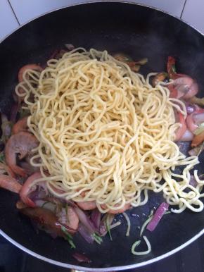 加入沥干水份的面条