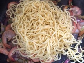 加入沥干水份的面条