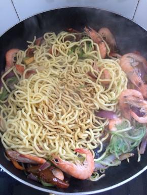 快速翻炒，加入生抽