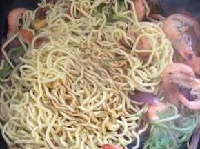 快速翻炒，加入生抽