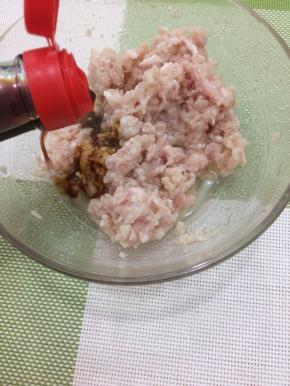 在加入生抽搅匀