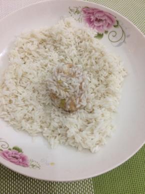  和好的肉馅用手捏成丸子，然后放入糯米中，均匀的裹上糯米