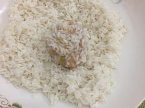  和好的肉馅用手捏成丸子，然后放入糯米中，均匀的裹上糯米