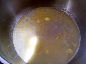 清水加一小撮盐跟黄油加热至黄油融化，煮开后关火