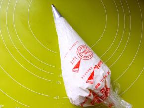 将淡奶油装入裱花袋，裱花嘴我用的小圆嘴的