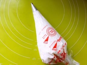 将淡奶油装入裱花袋，裱花嘴我用的小圆嘴的