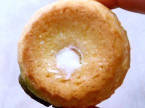 在泡芙底部撮个洞，挤满淡奶油即可