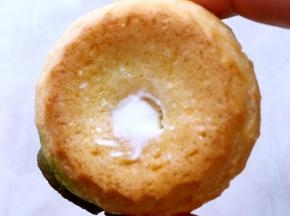 在泡芙底部撮个洞，挤满淡奶油即可