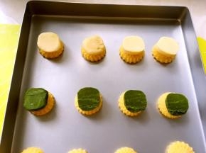 冰箱取出冷冻的酥皮，分切成12份，盖在挤好的泡芙面糊上