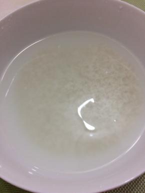 糯米用水洗干净，浸泡两个小时