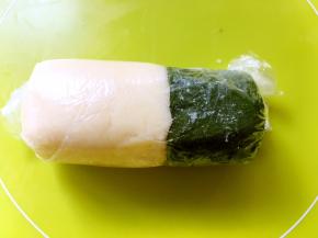 取一小部分加入抹茶粉搅拌均匀，之后将两种面团倒在保鲜膜上，滚成圆柱体，冰箱冷冻