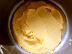 蛋液全部加入后，将面糊搅拌均匀，之后装入裱花袋，裱花嘴用自己喜欢的就好