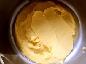 蛋液全部加入后，将面糊搅拌均匀，之后装入裱花袋，裱花嘴用自己喜欢的就好