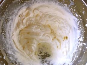 淡奶油加砂糖打发，出现清晰纹路，倾斜打蛋盆，淡奶油不流动即可