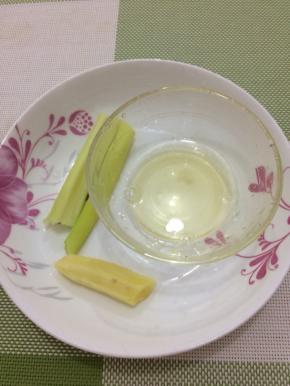 准备大葱、生姜和鸡蛋清