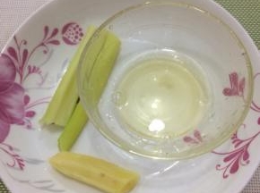准备大葱、生姜和鸡蛋清