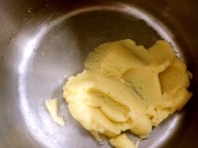 之后再开小火加热，边加热边搅拌，至锅底出现一层薄膜即可，关火放凉