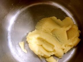 之后再开小火加热，边加热边搅拌，至锅底出现一层薄膜即可，关火放凉