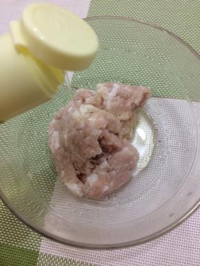 猪肉馅中加入油搅拌均匀