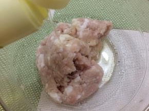 猪肉馅中加入油搅拌均匀