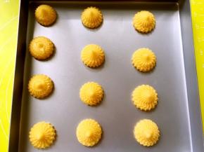 在烤盘上均匀的挤出大小相同的花朵，烤箱预热200度