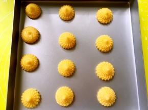 在烤盘上均匀的挤出大小相同的花朵，烤箱预热200度