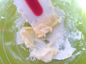 现做酥皮，黄油室温软化，加糖粉搅拌均匀