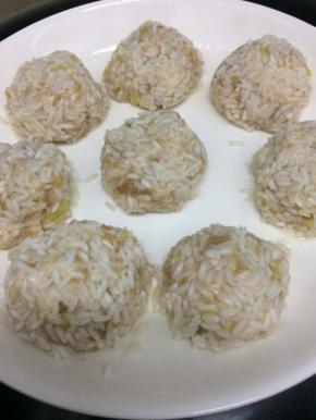 锅里加入适量的水烧开，然后将做好的糯米珍珠丸子放入，大火蒸25分钟即可