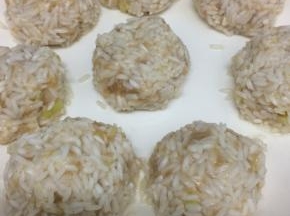 锅里加入适量的水烧开，然后将做好的糯米珍珠丸子放入，大火蒸25分钟即可