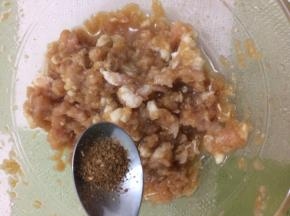 再把五香粉加入
