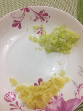 生姜和大葱切成小粒