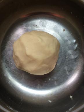 油酥；低筋面粉200克，猪油100克，混合揉匀成团盖保鲜膜松弛15分钟。