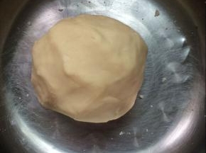 油酥；低筋面粉200克，猪油100克，混合揉匀成团盖保鲜膜松弛15分钟。